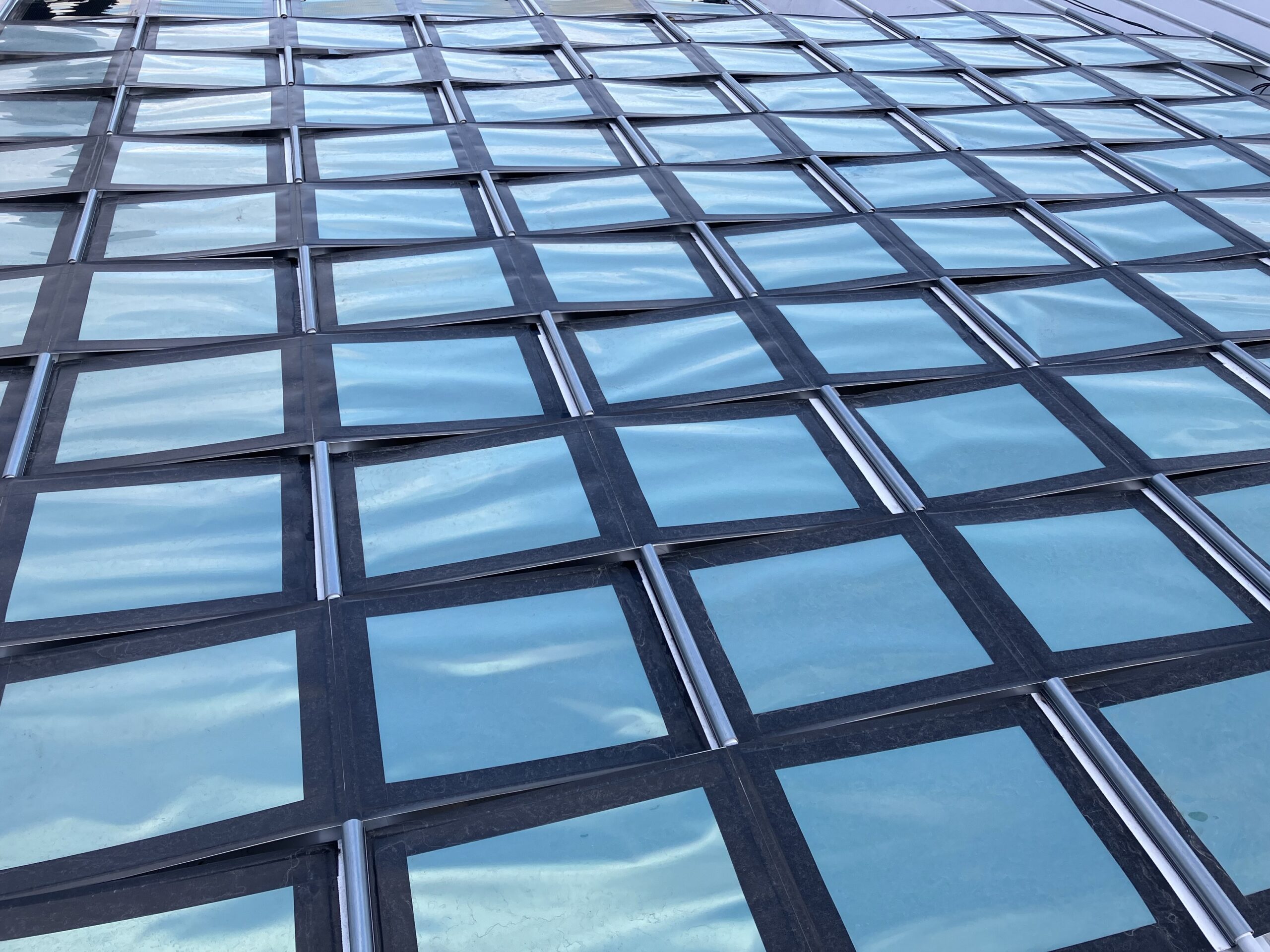 シート工法とは？ペロブスカイト太陽電池の新しい施工法を解説—生まれた背景と“軽量・着脱・低コスト”の強みのリンク